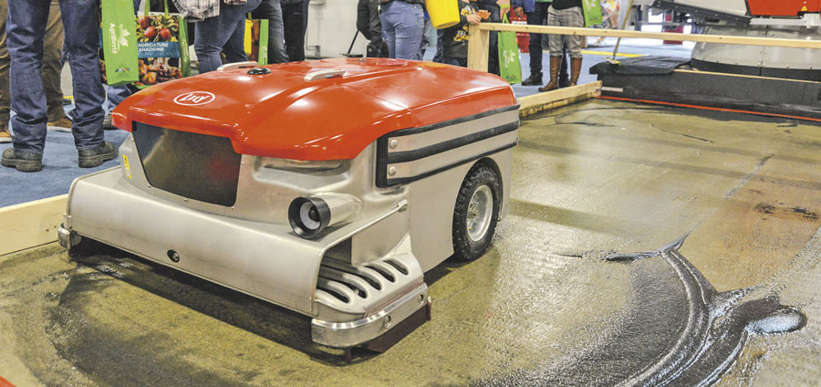 Lely, un fabricant néerlandais de robots pour vaches laitières, innove en mettant sur le marché un robot qui aspire le lisier dans une étable. Cet équipement autonome peut traiter jusqu’à 350 litres de fumier. Disponible dès le mois de mars, il est vendu au prix d’environ 45 000 $ incluant l’installation. Photos François Larivière | Le Courrier © 