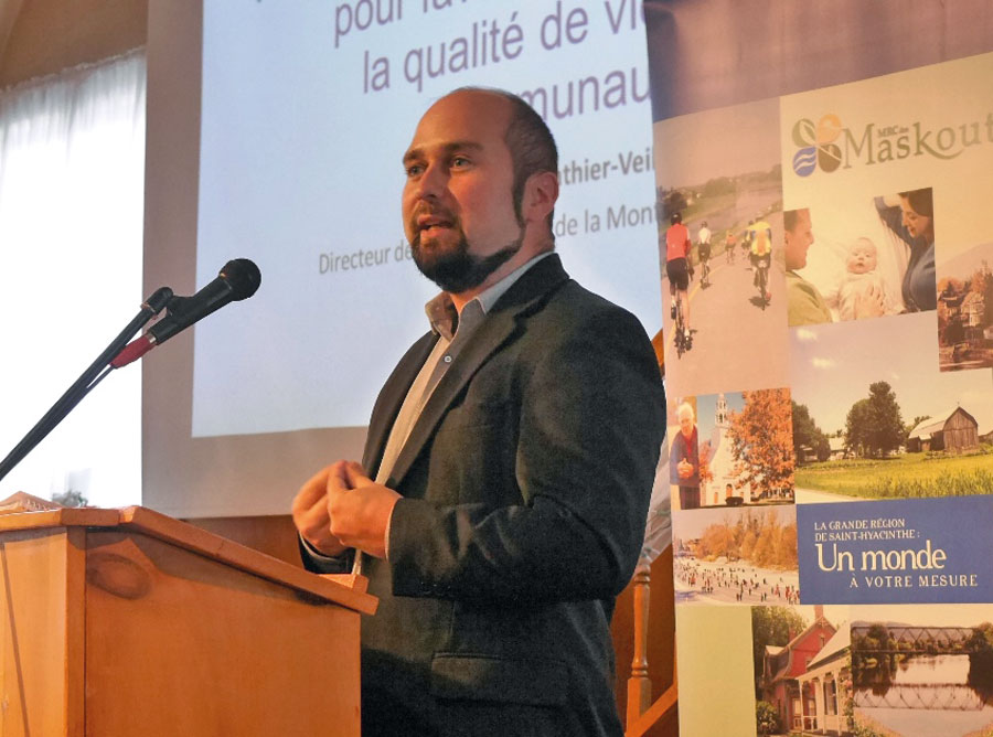 Le Dr Mathieu Lanthier-Veilleux, directeur par intérim au Département de santé publique de la Montérégie, a démontré comment le développement social peut avoir un impact sur la santé. Photo gracieuseté