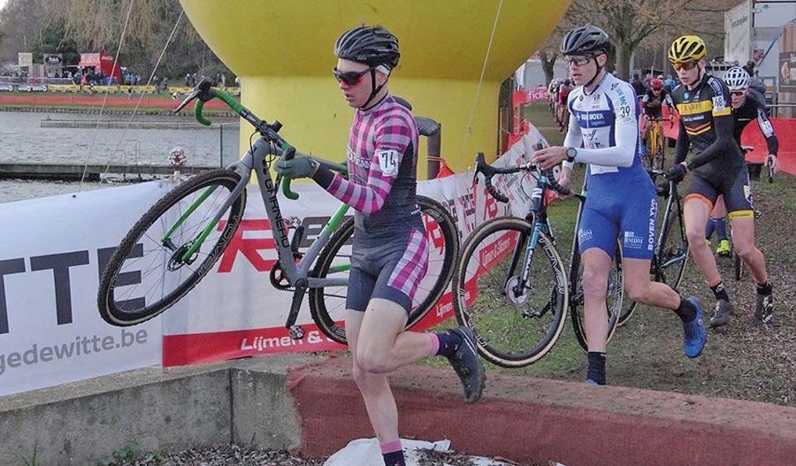 Matis Boyer en action à l’épreuve de Waaslandcross, l’une des épreuves de la série « Christmas cross » à laquelle il participe présentement en Belgique. Photo Facebook Désirée Carton