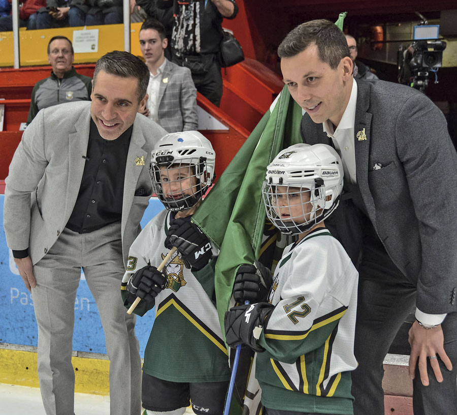 Maxime Talbot et Bruno Gervais étaient accompagnés de leur fils respectif, Jackson et Gabriel, pour sauter sur la patinoire. Ceux-ci ont porté le drapeau des Gaulois tout au long de la cérémonie. Photos François Larivière | Le Courrier ©