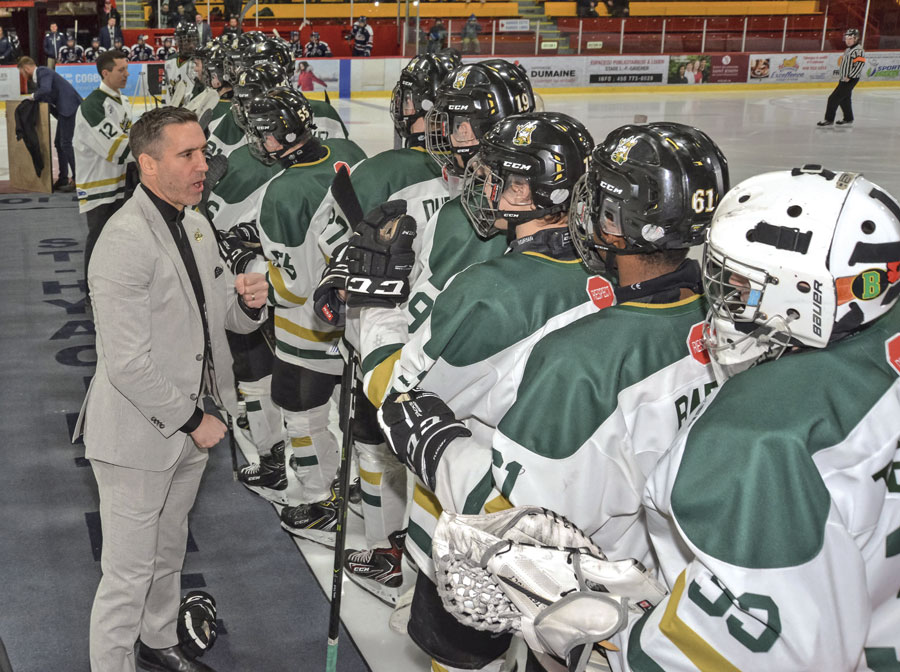 Avant de quitter la glace, Talbot et Gervais y sont allés d’encouragements auprès des joueurs des Gaulois. Photos François Larivière | Le Courrier ©