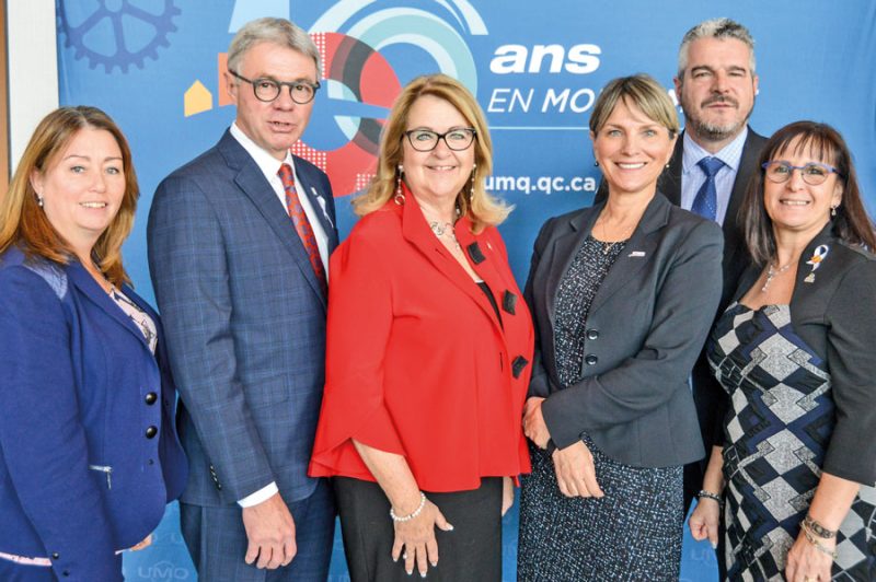 Vicki-May Hamm, mairesse de Magog, Claude Corbeil, maire de Saint-Hyacinthe, Suzanne Roy, mairesse de Sainte-Julie et présidente intérimaire de l’UMQ, Josée Néron, mairesse de Saguenay, Jean-Maurice Matte, maire de Senneterre, et Diane Lavoie, mairesse de Beloeil, au centre de congrès de Saint-Hyacinthe au moment de conclure leur visite. Photo François Larivière | Le Courrier ©