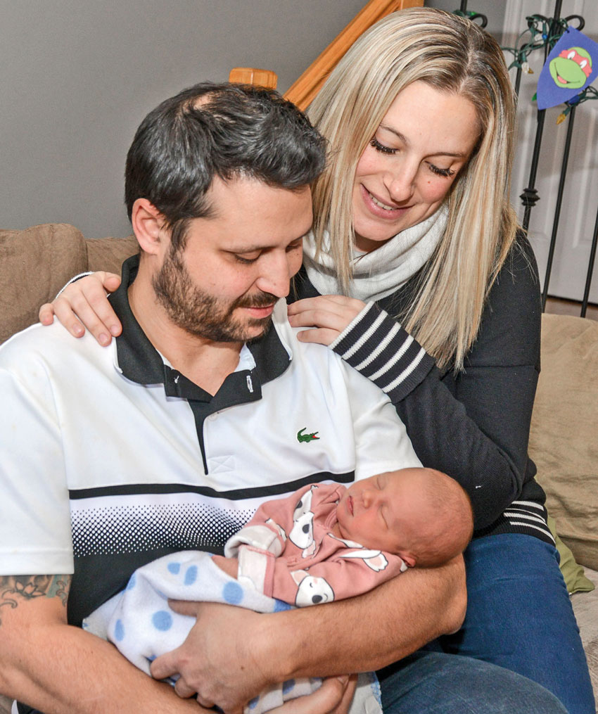 Jean-François Demers et Nancy Perreault avec leur petite Roselyne, née le 2 janvier à Saint-Hyacinthe. Photo François Larivière | Le Courrier ©