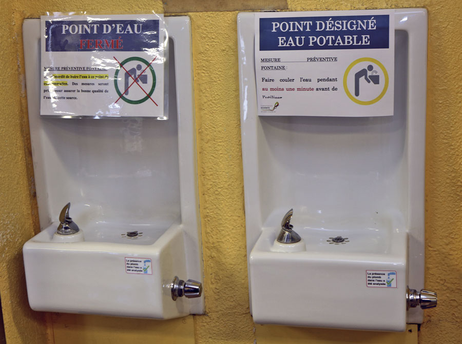 Il faudra dorénavant porter une attention particulière à l’affichage installé près des points d’eau des écoles. Ceux condamnés ne fonctionnent tout simplement plus. Photo Robert Gosselin | Le Courrier ©