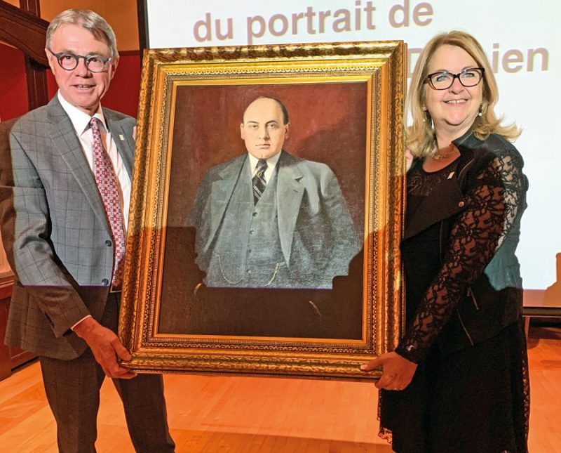 Claude Corbeil et Suzanne Roy durant le dévoilement du portrait restauré de T.-D. Bouchard, une figure emblématique à la fois pour Saint-Hyacinthe et pour l’UMQ. Photo gracieuseté