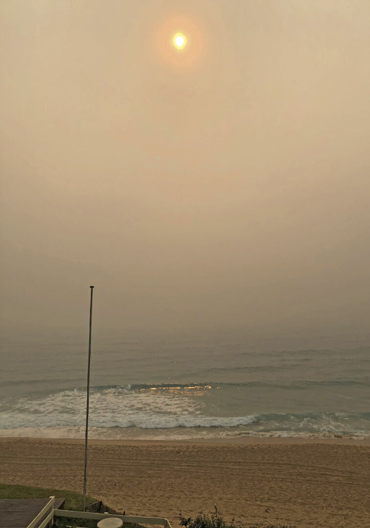 En raison de la chaleur élevée, la fumée provenant des feux de forêt crée un voile opaque sur l’océan, masquant le soleil. Photo gracieuseté