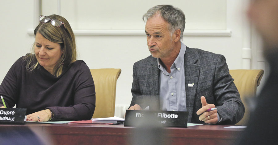 La directrice générale et le président de la CSSH, Caroline Dupré et Richard Flibotte, ont mené à terme la consultation sur l’offre de services au secondaire, qui épargne au final l’école Raymond, du moins temporairement. Photo Robert Gosselin | Le Courrier ©