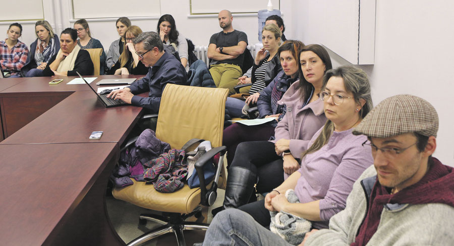 Une vingtaine de curieux ont assisté au dénouement de la consultation entreprise par la Commission scolaire de Saint-Hyacinthe. Photo Robert Gosselin | Le Courrier ©