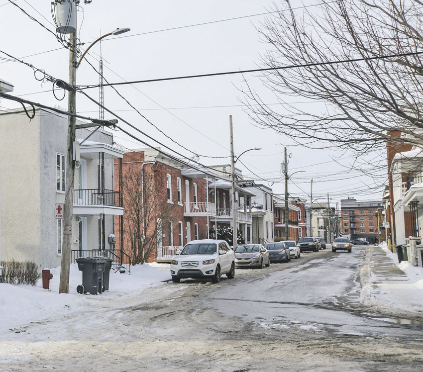 Certains locataires de l’avenue Saint-François ont porté devant la Régie du logement l’avis d’éviction qu’ils ont reçu à la fin de l’année dernière. Photo François Larivière | Le Courrier ©