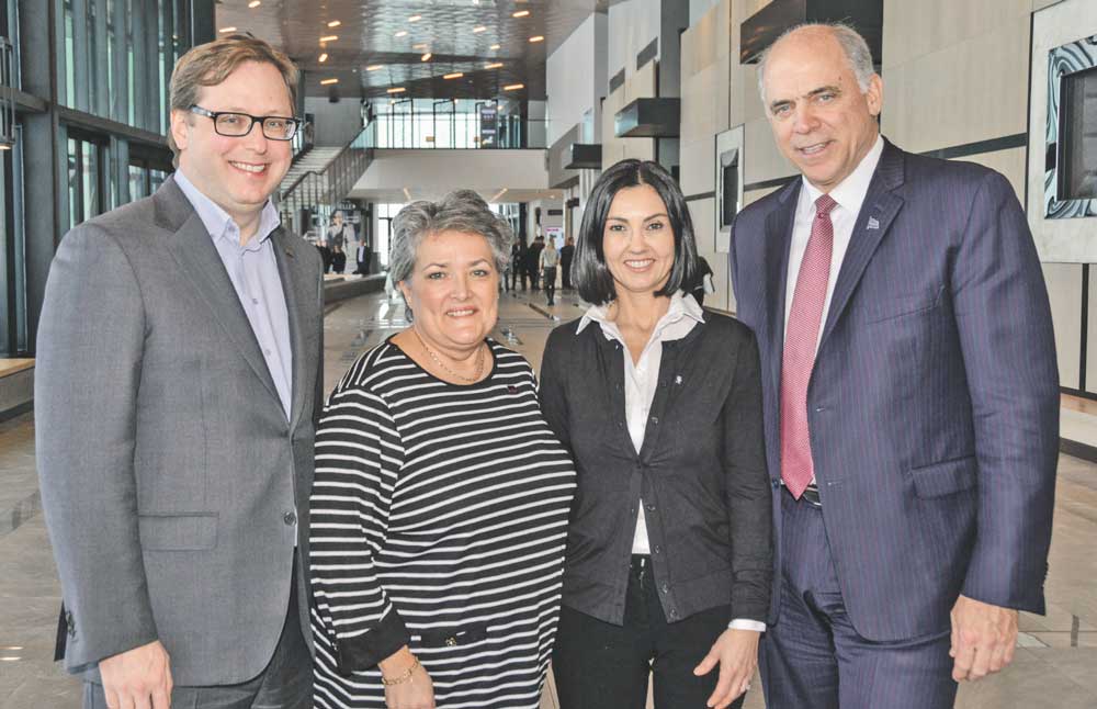 Répondant à l’invitation de l’éditeur du Courrier de Saint-Hyacinthe, Benoit Chartier, le ministre de l’Économie et de l’Innovation du Québec, Pierre Fitzgibbon, s’est arrêté à Saint-Hyacinthe le temps d’une conférence devant la Chambre de commerce. Ils posent en compagnie de Jacqueline Rainville, présidente de la Chambre, et de Chantal Soucy, députée caquiste de Saint-Hyacinthe. Photos François Larivière | Le Courrier ©