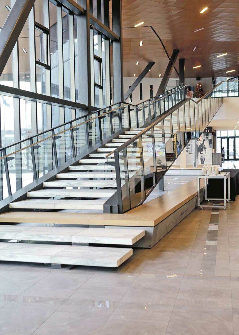 L’escalier en marbre du Centre de congrès de Saint-Hyacinthe est équipé de garde-corps en verre. Cette finition haut de gamme fait partie des coûts supplémentaires de 2 M$ qui s’ajoutent à la facture de cette infrastructure municipale. Photo Robert Gosselin | Le Courrier ©