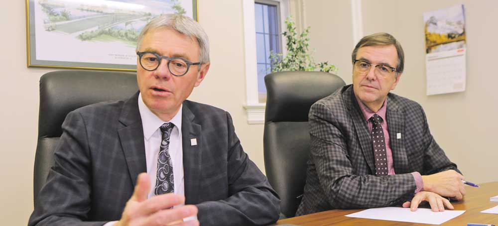 Le maire de Saint-Hyacinthe, Claude Corbeil, et le directeur général de la Ville, Louis Bilodeau, ont confirmé au COURRIER que le Centre de congrès municipal appartiendra au propriétaire des Galeries St-Hyacinthe et de l’hôtel Sheraton au terme d’un bail emphytéotique de 40 ans. Photo Robert Gosselin | Le Courrier ©