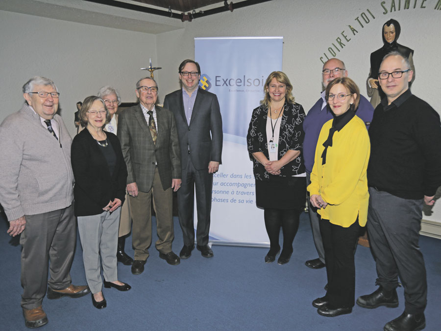 Sur la photo, dans l’ordre habituel, des représentants du conseil d’administration de la Fondation Denis-Chartier : Ray-Marc Dumoulin, Françoise Nadeau, sœur Lise Chabot, Dr Gilles Viens et Benoit Chartier. À droite de l’image, Christine Bélanger, vice-présidente exécutive Qualité et soins infirmiers du Groupe Excelsoins, Christian Archambault, président fondateur du Groupe Excelsoins, Julie Bouffard, directrice générale de la résidence Marie-Luce-Labossière, et Yves Desjardins, vice-président Opérations du Groupe Excelsoins. Photo Robert Gosselin | Le Courrier ©