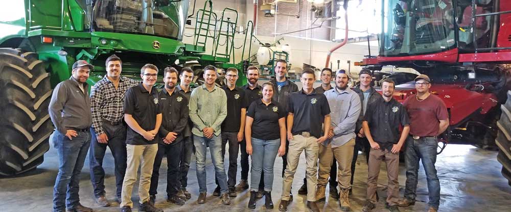 Les manufacturiers John Deere et Case-IH ont décrit les caractéristiques de leurs moissonneuses-batteuses à l’occasion de la neuvième activité de comparaison de machines agricoles organisée par l’ITA. Les finissants du programme TGA participent activement à la planification et à l’organisation de cette activité. Photo gracieuseté