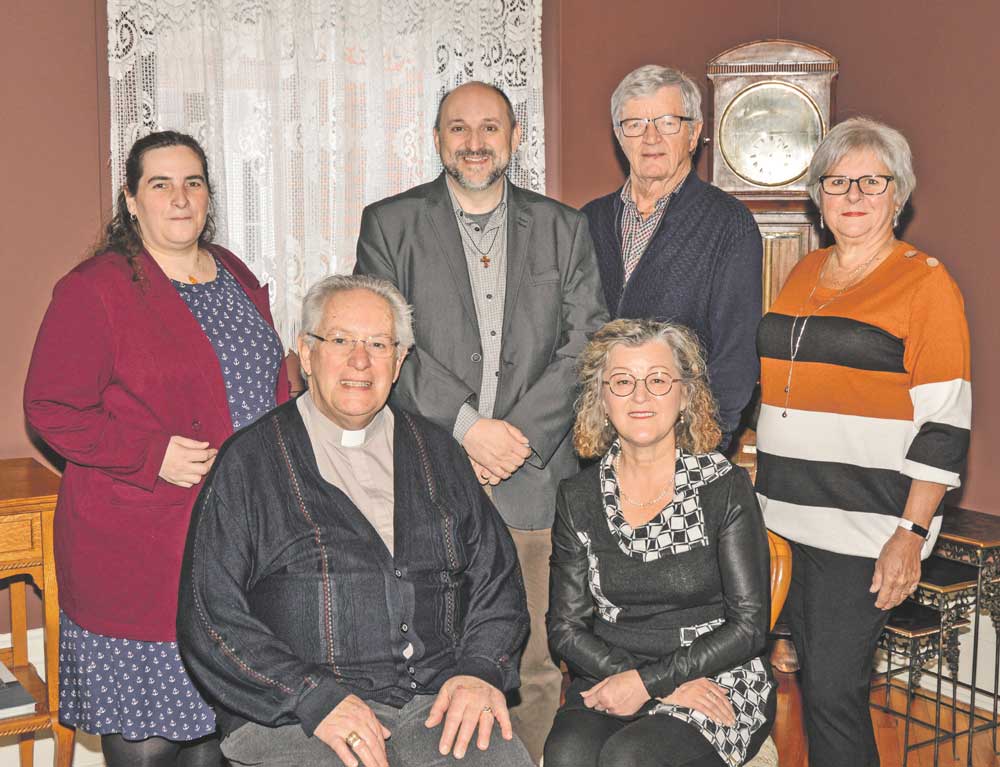 La Table des affaires économiques pour les paroisses de Saint-Hyacinthe invite la population maskoutaine à donner généreusement pour son Église en février. Sur la photo, à l’avant, le chanoine Gaston Giguère et Guylaine Bernier. À l’arrière, Ingrid Le Fort, le prêtre Serge Pelletier, Jules Corbeil et Francine Lapierre. Absent : Michel Maynard. Photo François Larivière | Le Courrier ©
