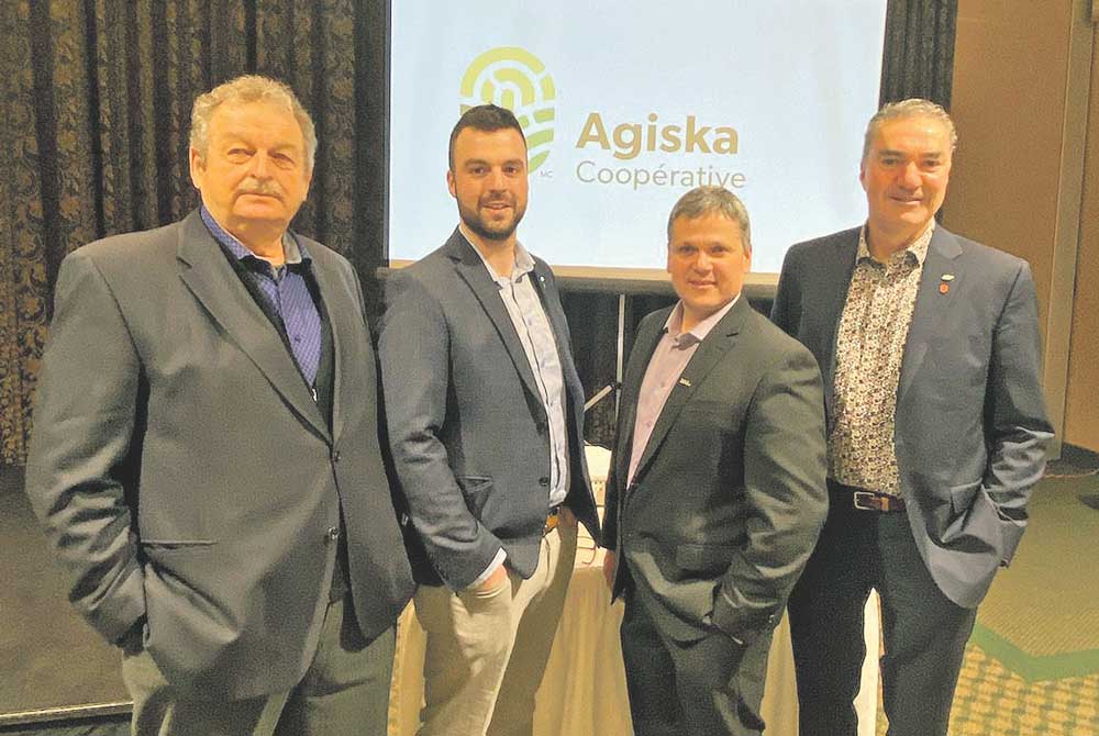 Les présidents des conseils d’administration des quatre coopératives : René Racat (Coop Sainte-Hélène), Antoine Grisé (Coop Agrilait), Guy Labrecque (Coop des Montérégiennes) et Guy Crépeau (Coop Comax). Photo gracieuseté