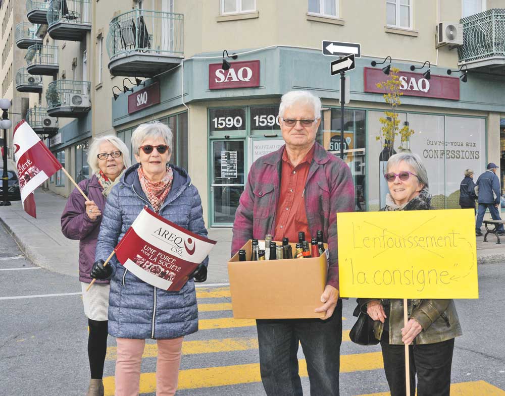 Depuis un an, l’AREQ milite pour que la SAQ applique une politique de consignation pour les bouteilles de vin. Afin d’appuyer ses revendications, l’AREQ secteur Richelieu-Yamaska a organisé cet automne une action de visibilité à la SAQ du centre-ville de Saint-Hyacinthe. Photo François Larivière | Le Courrier ©