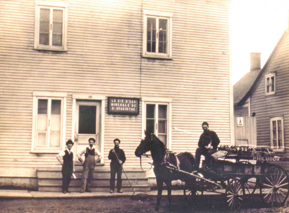 Édifice de la Compagnie d’eau minérale vers 1900-1905. 
Photo Centre d’histoire de Saint-Hyacinthe, CH366, fonds Jacques Fiset-S9-D11