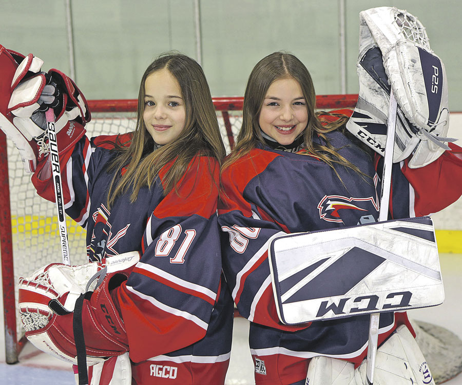 Les gardiennes de but Anna Plante et Florence Mignault forment un duo tout féminin devant le filet des Mousquetaires de Saint-Hyacinthe pee-wee BB. Photo Robert Gosselin | Le Courrier ©