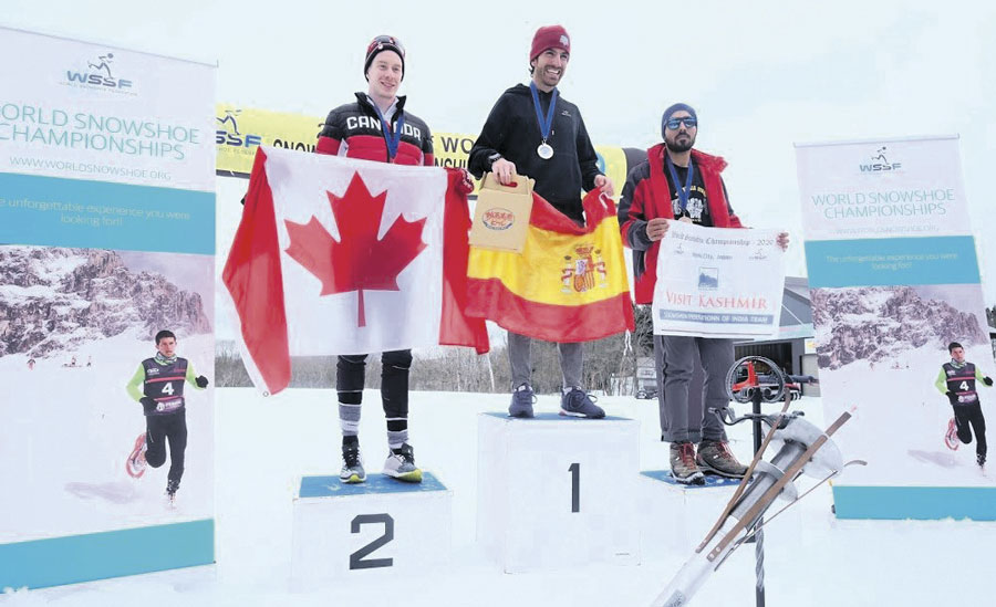 La persévérance de Julien Pinsonneault lui a permis de monter sur la deuxième marche du podium dans son groupe d’âge au Championnat du monde de course en raquettes, tenu au Japon. Photo gracieuseté
