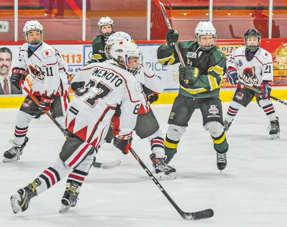 Le Vert et Noir pee-wee AAA a reçu la visite d’une équipe japonaise avant le Tournoi international de hockey pee-wee de Québec. Photo François Larivière | Le Courrier ©