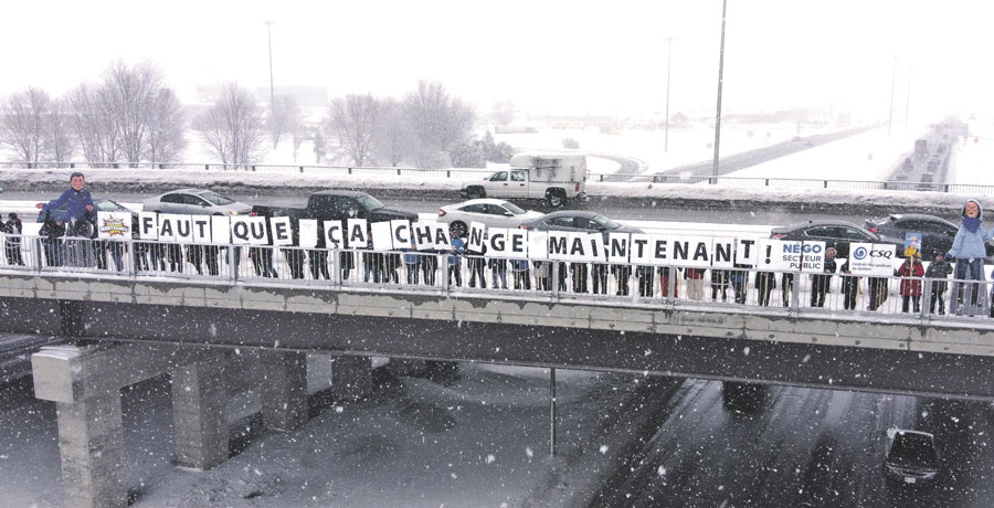 Plusieurs représentants de la CSQ ont participé à une action de visibilité à Saint-Hyacinthe pour réclamer de meilleures conditions de travail pour les employés des secteurs de l’éducation et de la santé, dans le contexte de négociations entre le Conseil du trésor et le secteur public. Photo gracieuseté
