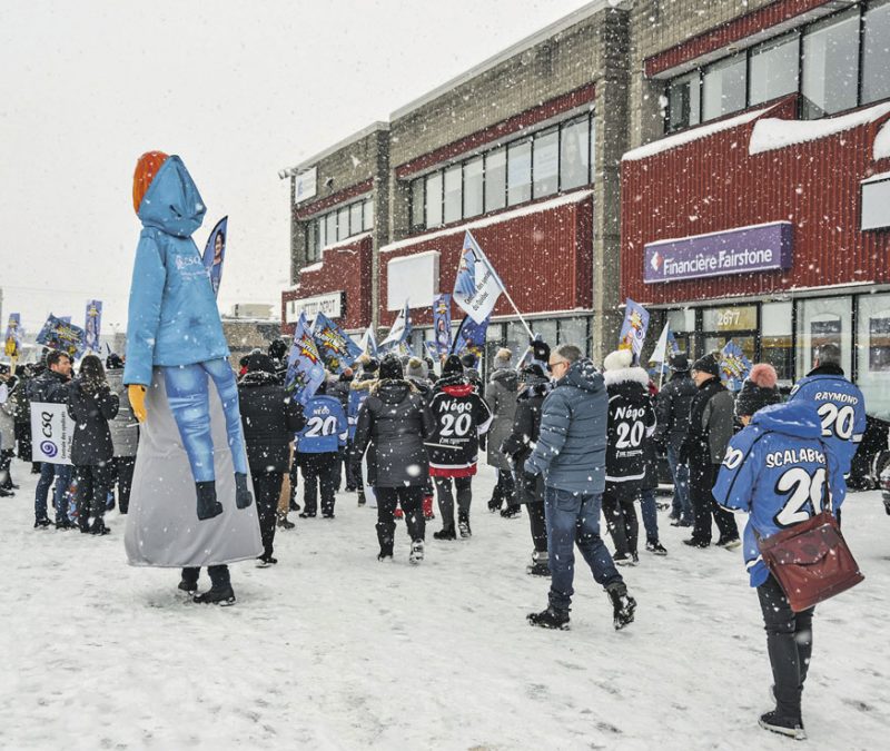 Les syndiqués ont également manifesté devant les bureaux de la députée caquiste Chantal Soucy. Photo François Larivière | Le Courrier ©