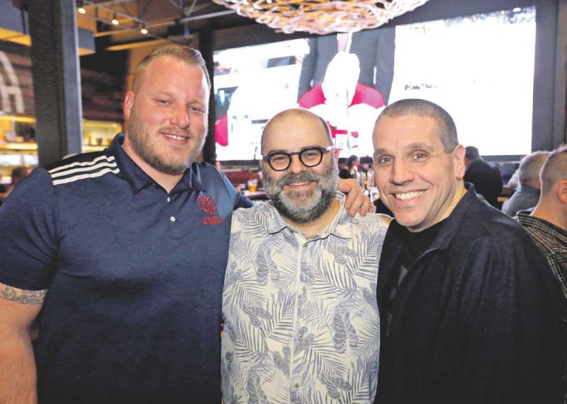 Le président d’honneur avec ses deux invités de marque, l’humoriste Laurent Paquin et Luc Brodeur-Jourdain des Alouettes de Montréal.