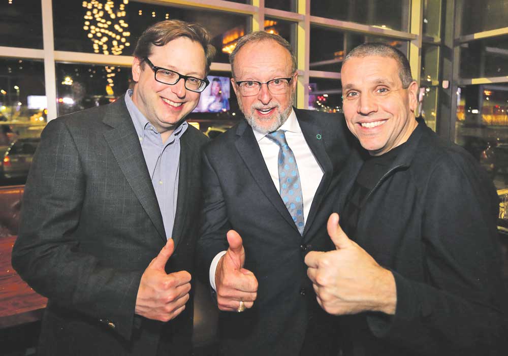 Benoit Chartier et Martin Bourassa, en compagnie du partenaire principal de la soirée, Serge Bossé, directeur général de la Caisse Desjardins de la région de Saint-Hyacinthe.