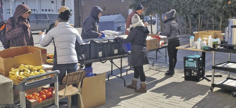 Le Centre de bénévolat de Saint-Hyacinthe est prêt à accueillir les personnes ayant besoin de dépannage alimentaire toute la semaine dans la cour de l’Accueil fraternel (sur la rue Robert). Photo Facebook