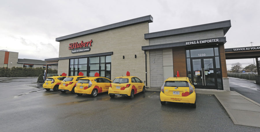 Depuis lundi, la salle à manger de la rôtisserie Saint-Hubert de Saint-Hyacinthe n’est plus accessible. Le service à l’auto et la livraison sont maintenus, Photo Robert Gosselin | Le Courrier ©