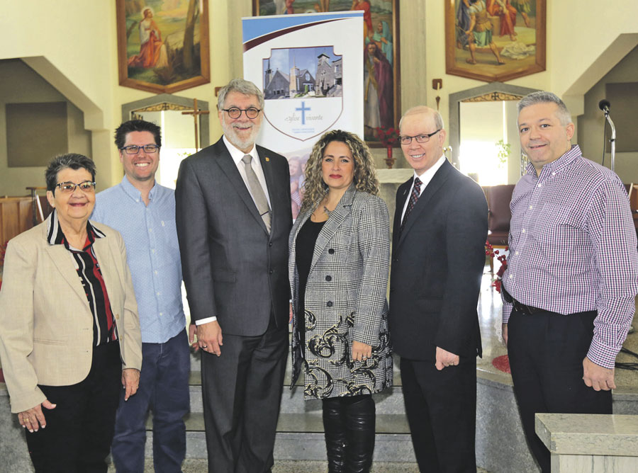 Le comité organisateur du souper-bénéfice d’Église vivante a lancé la 2e édition en compagnie de commanditaires. Sur la photo, de gauche à droite, Ginette Comtois, responsable du comité organisateur, Pierre D’Amours (Pharmacie Familiprix), les présidents d’honneur Marc Perrault (Résidence funéraire Maska) et Angelika Gil (Le Phare), Jacques Lamoureux, prêtre-pasteur, et Jean-François Chaput (Yves Chaput Assurances). Photo Robert Gosselin | Le Courrier ©