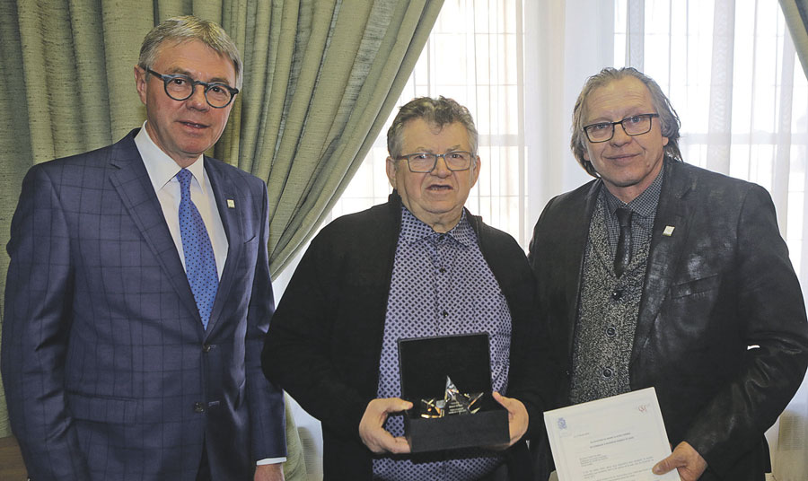 Robert St-Jean a reçu avec toute l’humilité qui le caractérise l’étoile honorifique de la Ville de Saint-Hyacinthe pour les actions posées le 27 février 2019. Il est ici entouré du maire de Saint-Hyacinthe, Claude Corbeil, et du conseiller du district Cascades, Jeannot Caron. Photo Robert Gosselin | Le Courrier ©