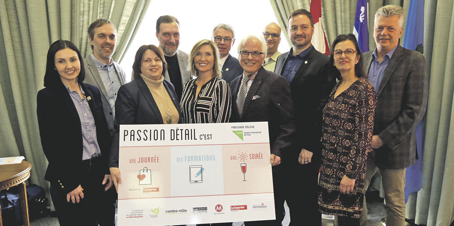 Sur la photo, dans l’ordre habituel, Chantal Soucy, députée de Saint-Hyacinthe; Philippe Picard, président de la SADC Saint-Hyacinthe-Acton; Lucie Guillemette, directrice générale de la Chambre de commerce de la grande région de Saint-Hyacinthe; Patrick Roger, administrateur de la SDC centre-ville; Nathalie Delorme, experte-conseil en formation chez Parcours Formation; Claude Corbeil, maire de Saint-Hyacinthe; André Brochu, directeur général des Galeries St-Hyacinthe; Charles Côté, directeur marketing et communications au Groupe Robin; Simon-Pierre Savard-Tremblay, député de Saint-Hyacinthe-Acton; Louise Beauregard, du Courrier de Saint-Hyacinthe; et Sylvain Gervais, directeur du développement commercial de Saint-Hyacinthe Technopole. Photo Robert Gosselin | Le Courrier ©
