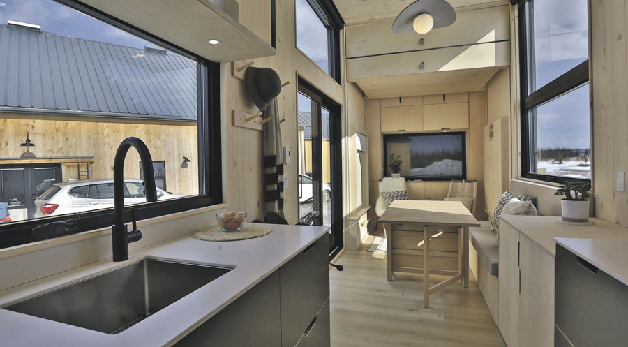 Ce premier modèle de micromaison construit par l’entreprise Forest Mini Maison offre une surface habitable de 240 pieds carrés et une hauteur de plafond de plus de 10 pieds. Photo Robert Gosselin | Le Courrier ©