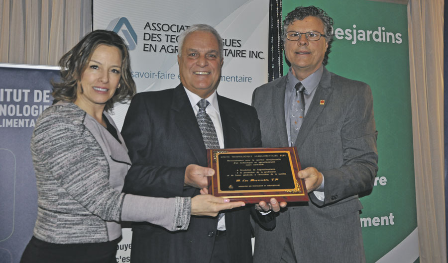 Luc Morissette a reçu le Mérite technologique agroalimentaire 2020 des mains de Vincent Giasson, président de l’ATA, et de Valérie Lacasse, directrice adjointe de la formation continue et de la promotion à l’ITA. Photo Gaston Doré