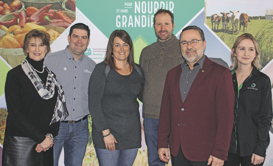 Sur la photo, de gauche à droite, Claire IsaBelle, députée d’Huntingdon; Steve Audet, de Kemin Industries; Amélie De la Durantaye et Luc Lussier, des Fermes Lussier finalistes pour le prix Bon coup; Christian St-Jacques, président de la Fédération de l’UPA de la Montérégie; et Sandrine Guérard, de Soleno. Photo gracieuseté