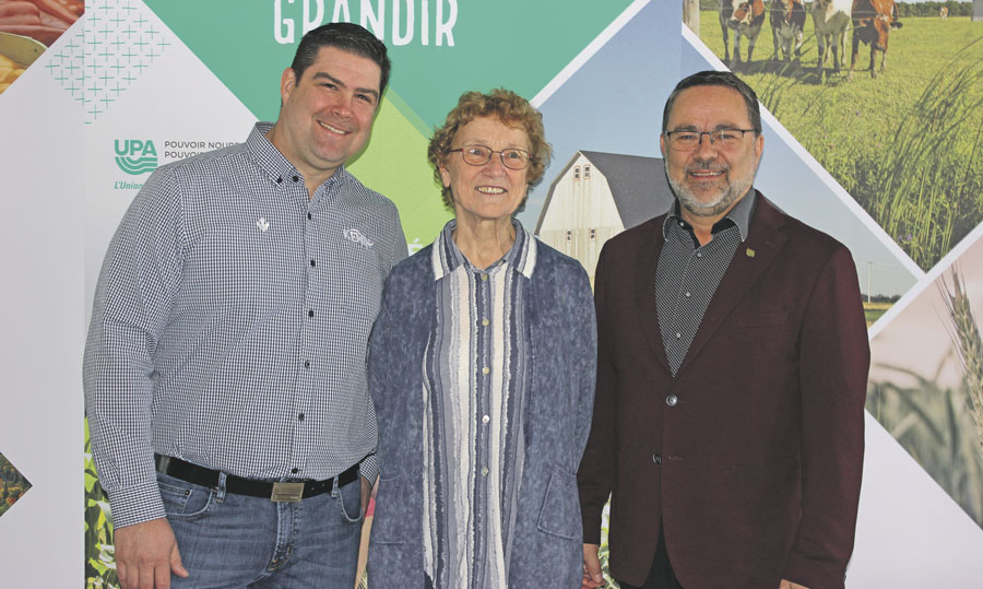 Sur la photo, Gisèle Normandeau-Marleau, lauréate du prestigieux prix hommage Coup de chapeau de la 8e édition du Gala Agristars, est accompagnée de Steve Audet, de Kemin Industries, et de Christian St-Jacques, président de la Fédération de l’UPA de la Montérégie. Photo gracieuseté