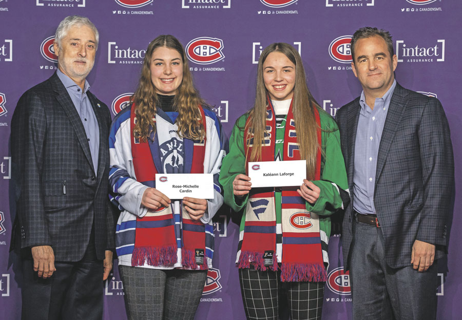 Les hockeyeuses Rose-Michelle Cardin et Kaléann Laforge, en compagnie de Claude Chagnon, président de la Fondation de l’athlète d’excellence, et de Geoff Molson, président et chef de la direction du Club de hockey Canadien. Photo Thierry du Bois - OSA Images