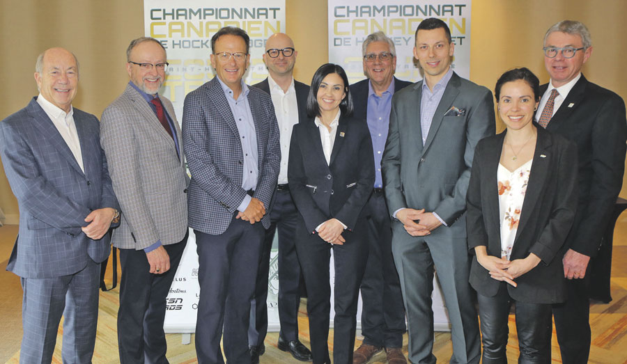 En compagnie de ses partenaires majeurs, les organisateurs de la Coupe Telus ont lancé le décompte final avant le début du tournoi, qui se tiendra du 20 au 26 avril. Photo Robert Gosselin | Le Courrier ©