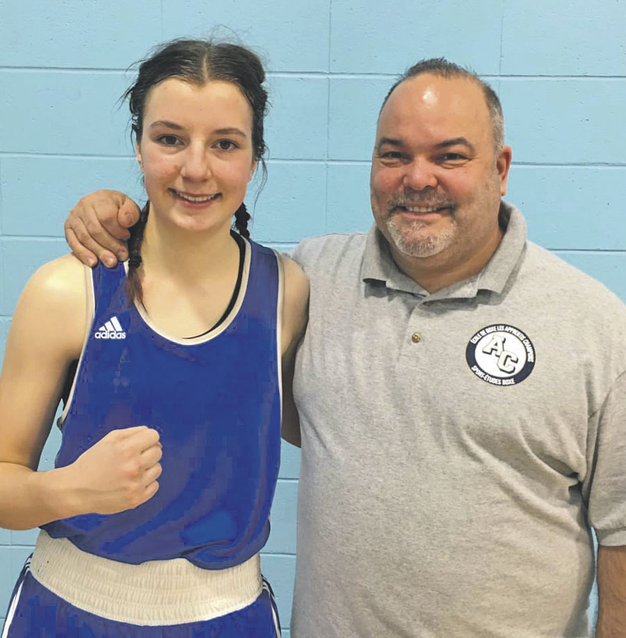 Caroline Letellier, que l’on voit en compagnie de l’entraîneur Steve Choquette, fera partie des quatre représentants des Apprentis Champions à participer au championnat canadien dans la classe juvénile. Photo gracieuseté
