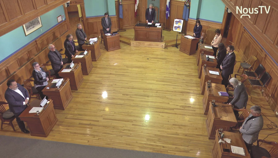 Les élus municipaux ont observé une distance plus grande qu’à l’habitude entre eux lors de la séance tenue ce lundi à huis clos. Capture d’écran | NousTv Saint-Hyacinthe