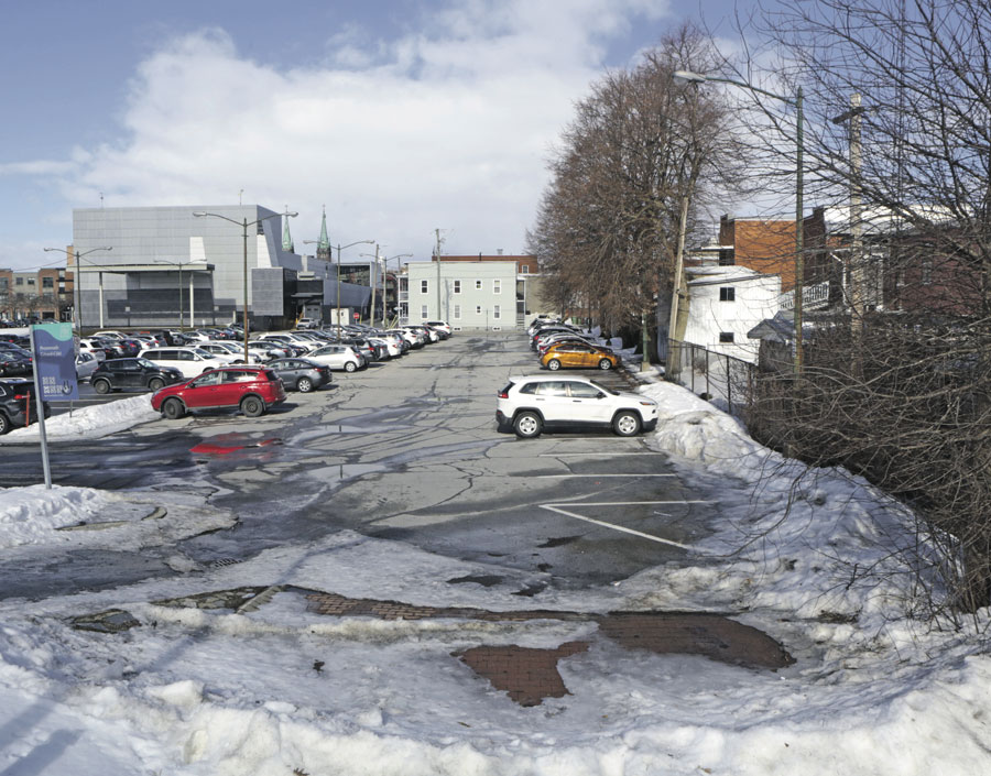 Une partie des terrains appartenant à la Ville de Saint-Hyacinthe dont les droits doivent être régularisés pour des fins publiques, mais également pour des fins lucratives. Photo Robert Gosselin | Le Courrier ©