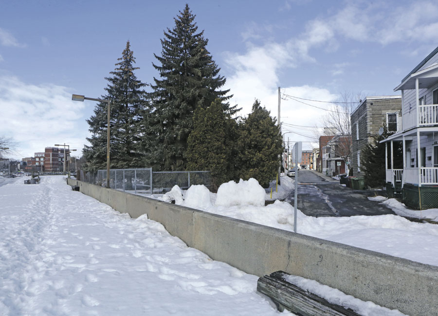 L’extrémité sud de l’avenue Saint-François est aussi visée par cette demande. Éventuellement, la rue pourrait déboucher sur une promenade Gérard-Côté revampée. Photo Robert Gosselin | Le Courrier ©