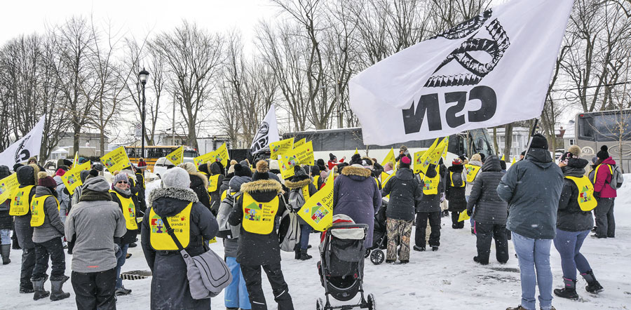 Le rassemblement des RSG en milieu familial de la Montérégie, dont plusieurs de Saint-Hyacinthe, s’est tenu devant les Loisirs Christ-Roi par une froide matinée de février. Photo François Larivière | Le Courrier ©