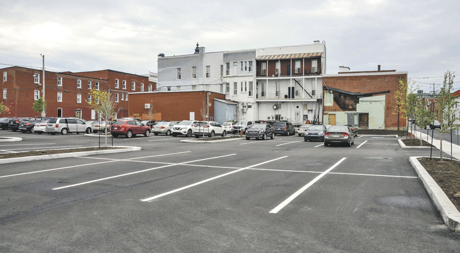 Voici le stationnement Jean-Louis-Morin, nouvellement nommé, qui a été aménagé au centre-ville par la Municipalité l’an dernier. Photothèque | Le Courrier ©