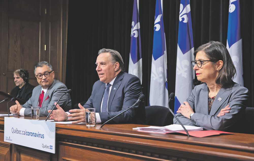 Les visages de la réponse du gouvernement du Québec à la crise actuelle : le docteur Horacio Arruda, directeur national de la santé publique, le premier ministre François Legault et la ministre de la Santé et des Services sociaux, Danielle McCann. Photo du Cabinet du premier ministre du Québec