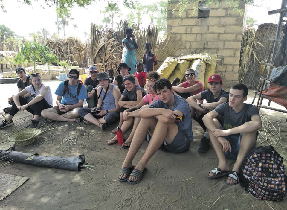 Le groupe d’élèves de l’École secondaire Saint-Joseph lors de leur voyage humanitaire dans la région de Thiès au Sénégal. Photo gracieuseté