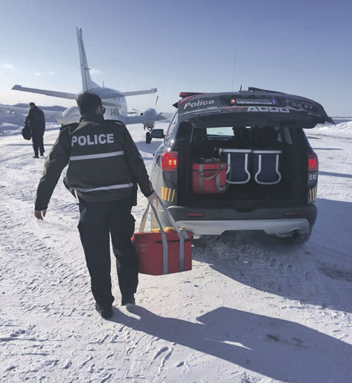 Des policiers de la Sûreté du Québec se sont rendus à l’aéroport de Saint-Hyacinthe le 14 février pour un transport d’organes dans un avion de type King Air (à l’arrière-plan) en direction d’un autre hôpital. Photo Gabriel Chartier