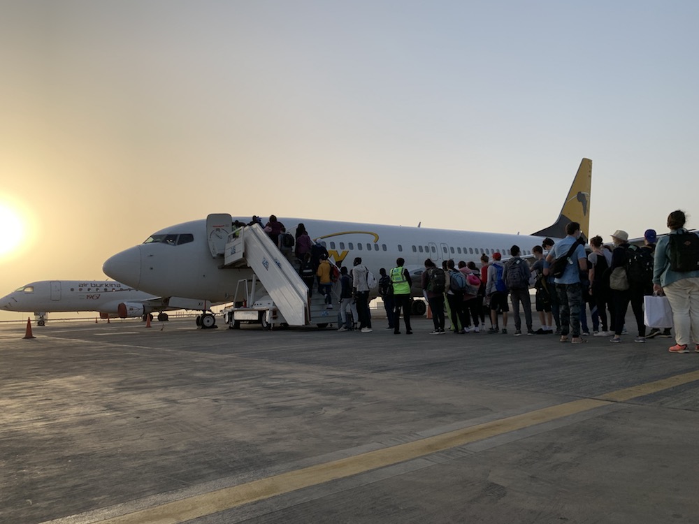 Le groupe composé de 15 élèves de l’École secondaire Saint-Joseph (ÉSSJ) et de trois accompagnateurs a quitté ce matin le Sénégal pour un long voyage à escales dont la destination finale est l’aéroport international Pierre-Elliott-Trudeau de Montréal. 
Photo gracieuseté. 